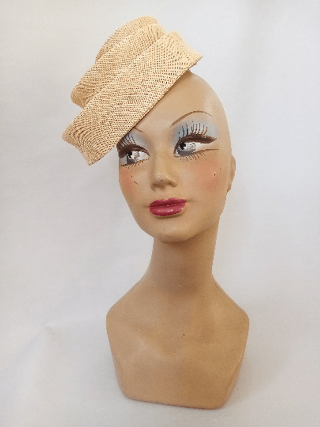 Chapeau invité mariage beige minimaliste turban