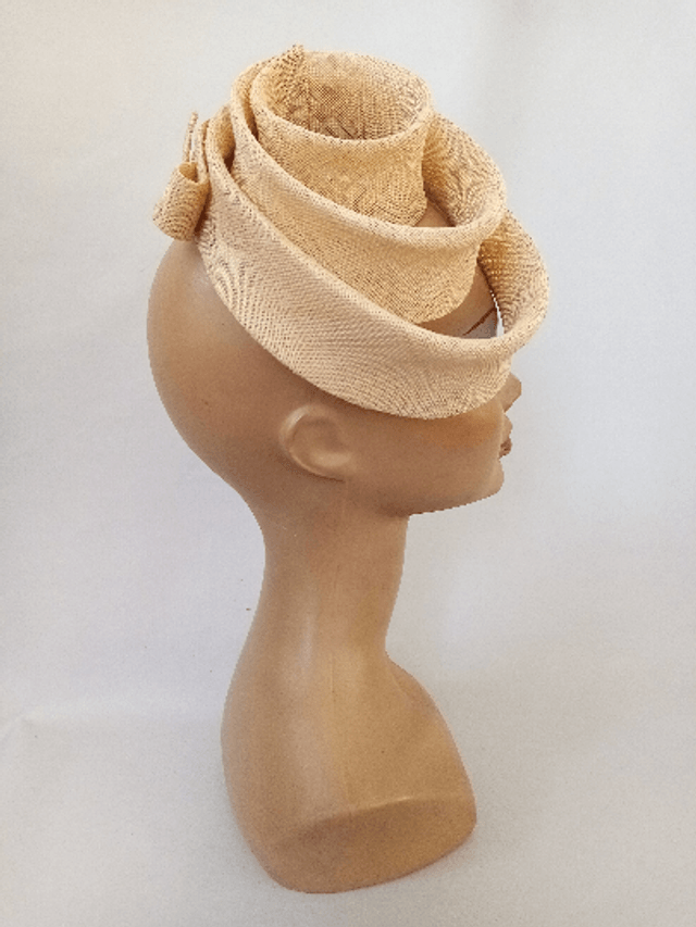 Chapeau invité mariage beige minimaliste turban