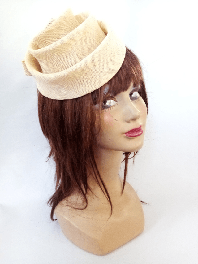 Chapeau invité mariage beige minimaliste turban