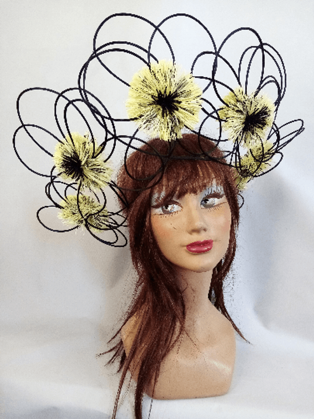 Grand chapeau de cérémonie noir jaune mariage