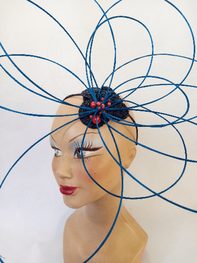 Grand chapeau femme avant-garde mariage cérémonie 