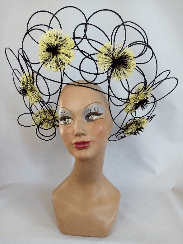 Grand chapeau de cérémonie noir jaune mariage