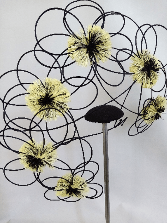 Grand chapeau de cérémonie noir jaune mariage