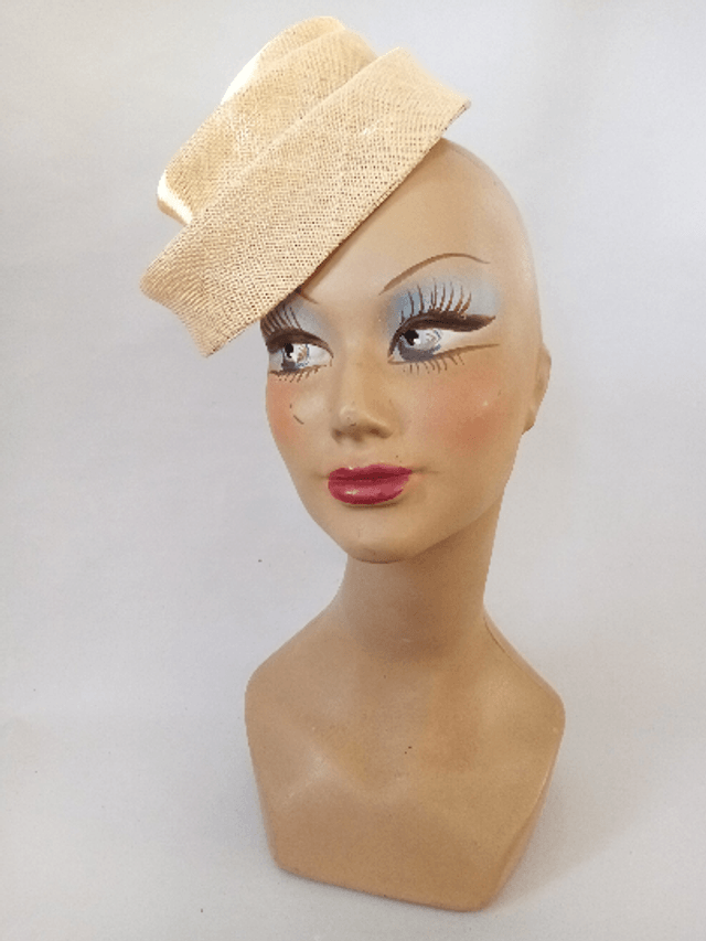 Chapeau invité mariage beige minimaliste turban