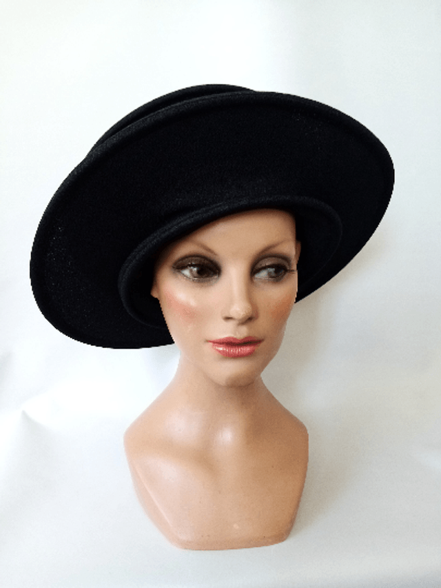 Grand chapeau tissus femme cerémonie noir