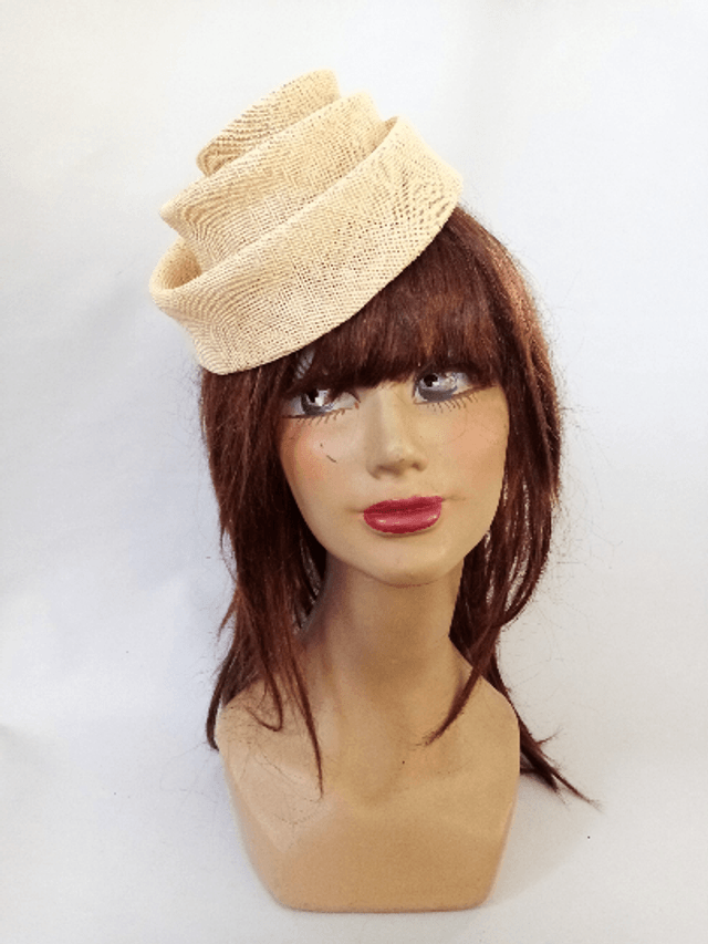 Chapeau invité mariage beige minimaliste turban
