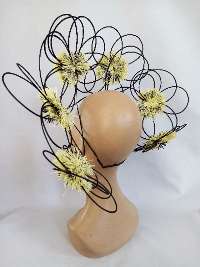 Grand chapeau de cérémonie noir jaune mariage