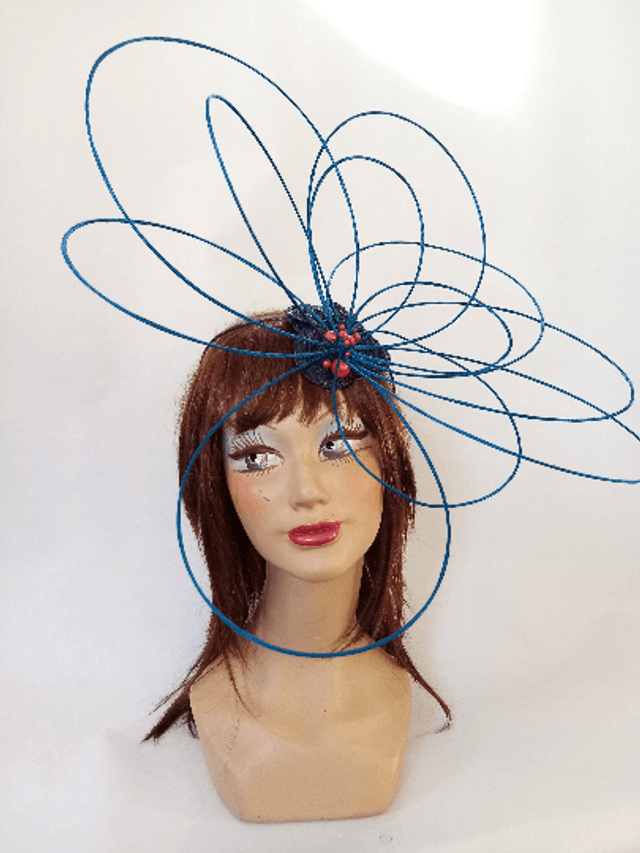 Grand chapeau femme avant-garde mariage cérémonie 