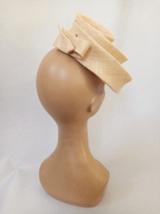 Chapeau invité mariage beige minimaliste turban