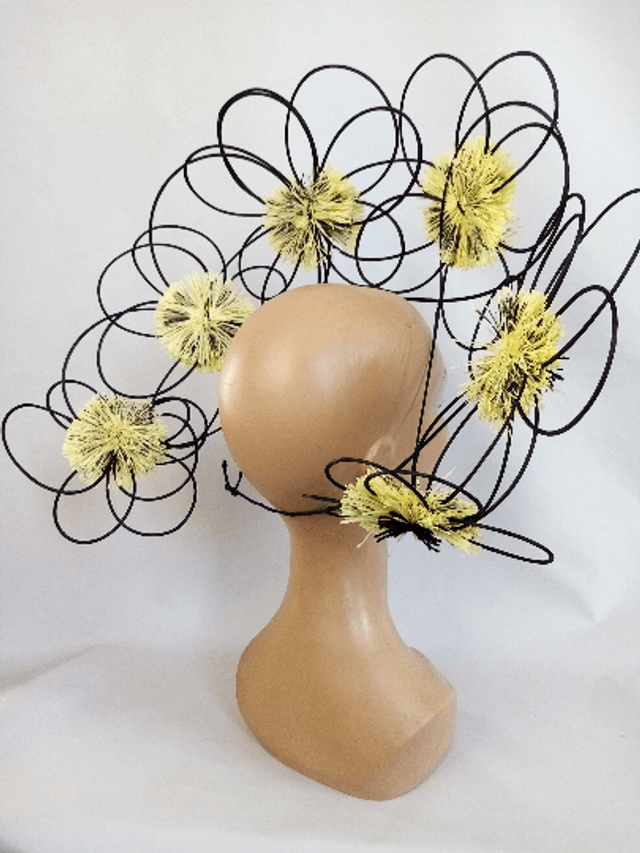 Grand chapeau de cérémonie noir jaune mariage