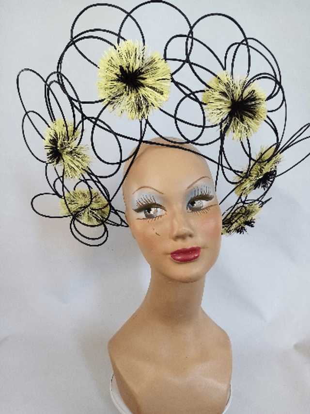 Grand chapeau de cérémonie noir jaune mariage