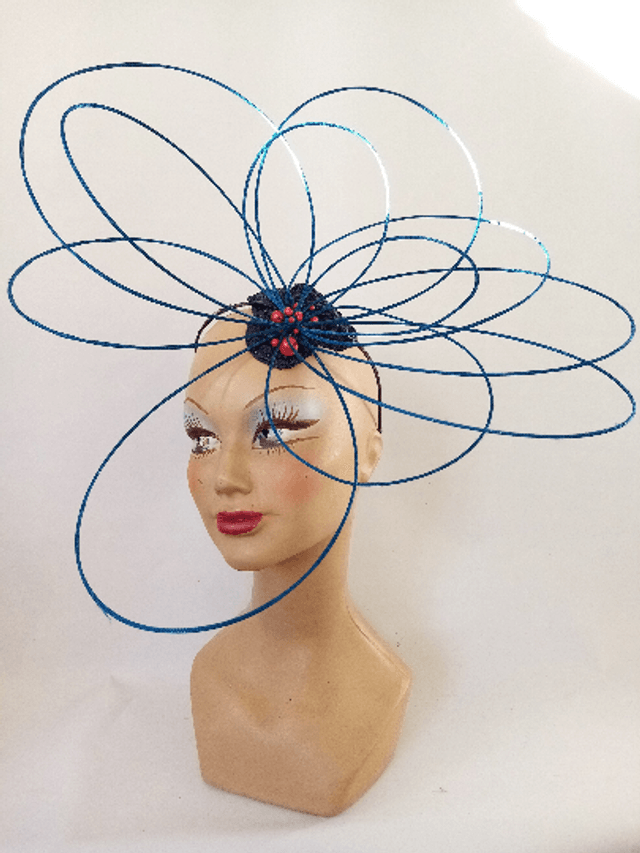Grand chapeau femme avant-garde mariage cérémonie 